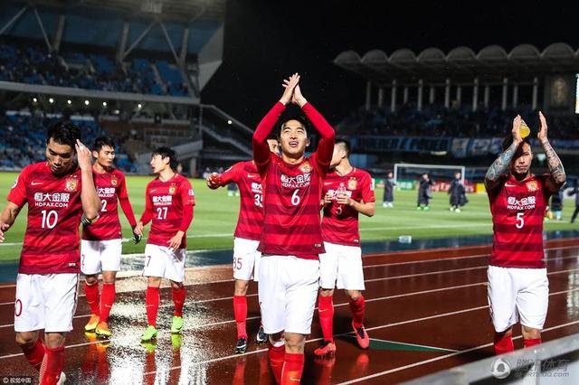 今日焦点战预告18:00韩职联升降级附加赛 釜山偶像vs水原FC、金浦FCvsFC江原 首回合谁能先拔头筹？20:00亚冠赛事武汉三镇 VS 浦项制铁，武汉三镇能否捍卫主场颜面？03:00 英超赛场谢菲尔德联 VS 利物浦，谢菲尔德联临阵换帅，利物浦笑纳三分？04:15 英超 曼联 VS 切尔西，红蓝大战，曼联内部频传将帅不合之声，切尔西乘势再取一胜？事件图片报：穆勒想再踢一年，若续约他希望不降薪&转会想去欧冠球队德媒《图片报》报道称，穆勒还想要再踢一年，如果和拜仁续约他希望的是不降薪。